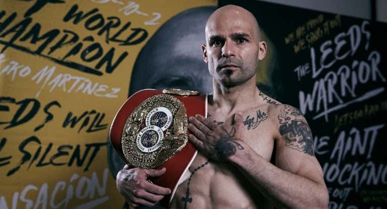Kiko Martínez, con el Mundial IBF del pluma, ante de su segundo combate contra Josh Warrington en 2022.