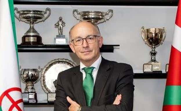 Javier Landeta, posando ante unos trofeos.  FVF