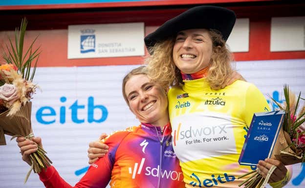 Demi Vollering (izquierda) y Marlen Reusser (derecha), compañeras de equipo y amigas, celebran la victoria de esta última en la Vuelta al País Vasco femenina.  EFE