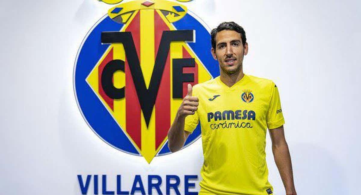 Parejo con el escudo del Villarreal de fondo. /Villarreal.