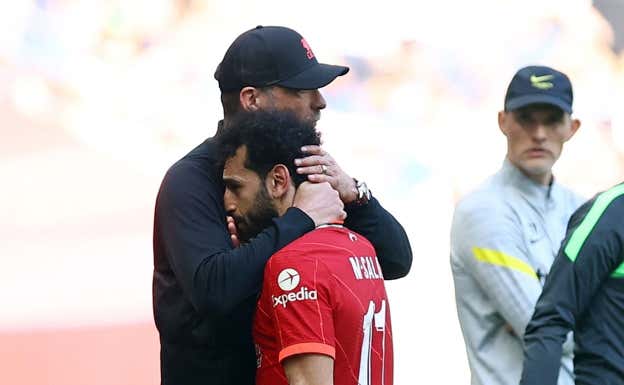 Klopp consuela a Salah tras perder una final.  REUTERS