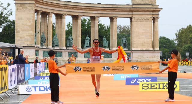 Álvaro Martín es el rey de la marcha mundial y suma su segundo oro: «Es historia para el deporte español»