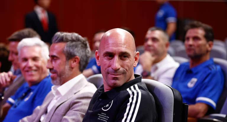 Luis Rubiales, representando a la RFEF.
