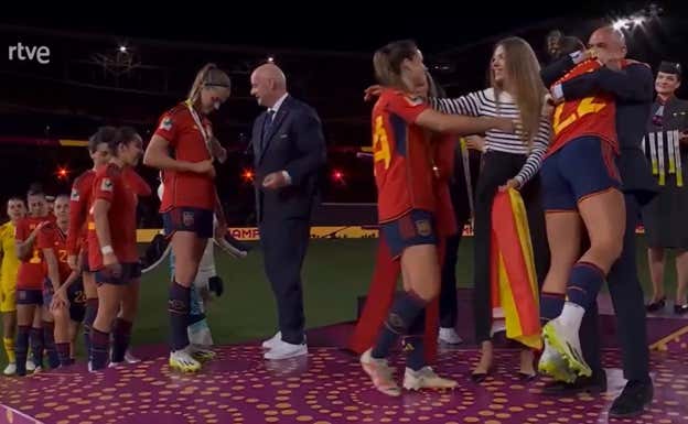 Luis Rubiales coge en brazos a Athenea del Castillo.  RTVE