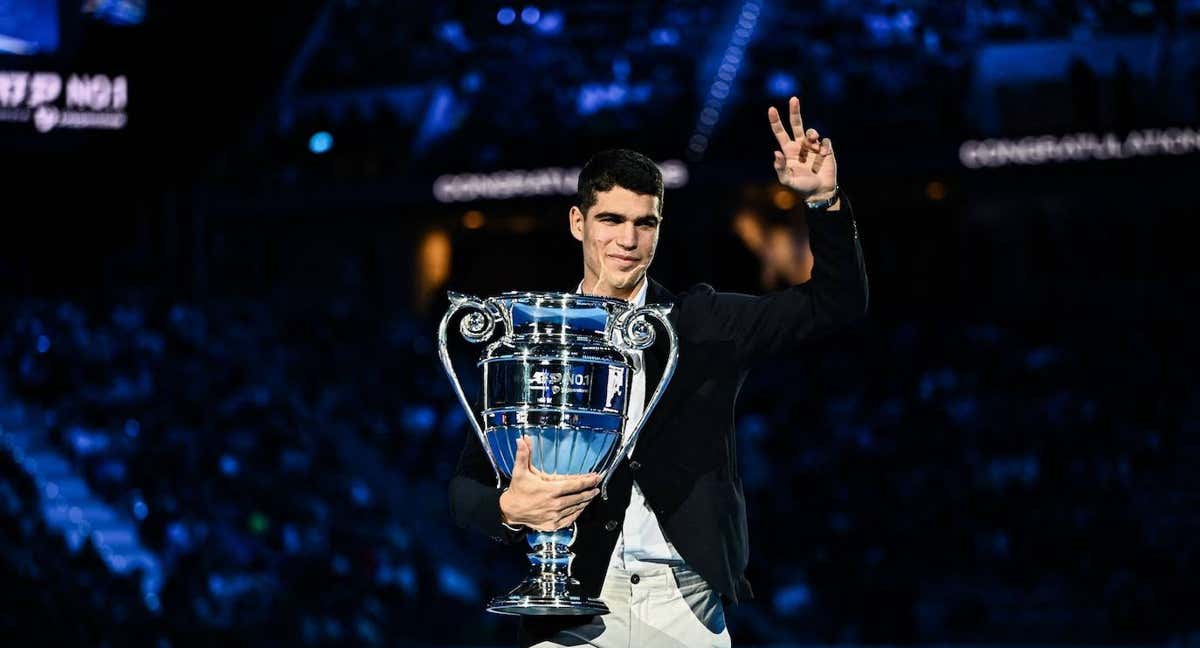 Carlos Alcaraz sostiene el trofeo número 1 de fin de año 2022 que recibió durante el torneo de tenis ATP Finals.