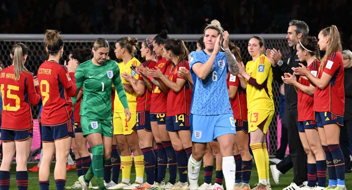 Las jugadoras inglesas, en la ceremonia de medallas./WILLIAM WEST / AFP