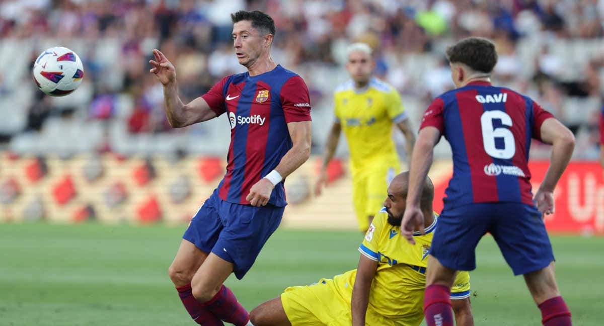 Lewandowski peleando por un balón ante el Cádiz.