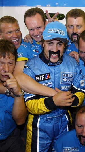 Fernando Alonso, nada más terminar la carrera con un bigote postizo.  AFP