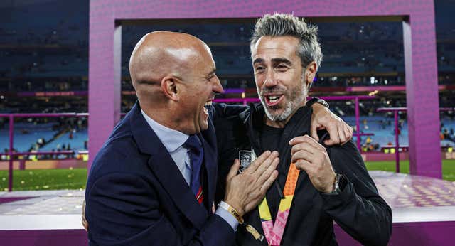 Rubiales se excusa en Vilda por tocarse los genitales y le pone un sueldo astronómico: ‘Hemos tragado mucho’