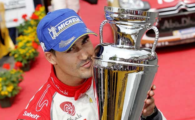Dani Sordo besa el trofeo de ganador del Rally de Alemania 2013.  EFE