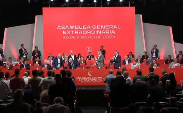 Los aplausos de la Asamblea a Rubiales.