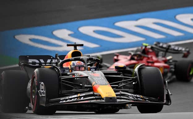 Max Verstappen y Charles Leclerc, durante la FP2 del GP de Países Bajos de F1.  AFP