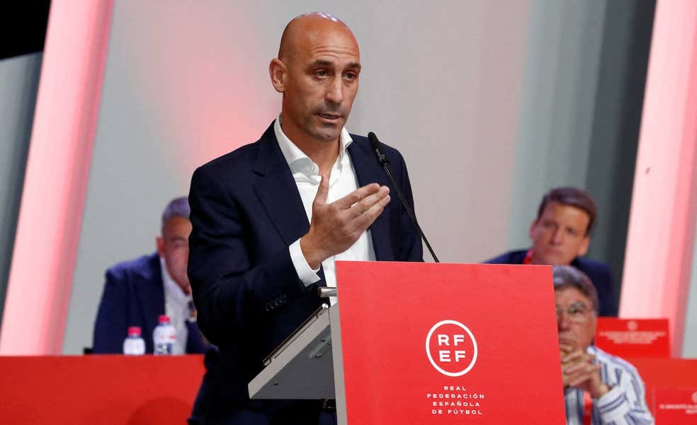 Coacciones, mentiras, renuncias y «un clima irrespirable»: Rubiales y una semana de ridículo mundial