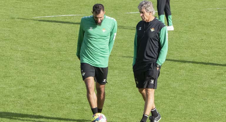 Pellegrini con Borja Iglesias.