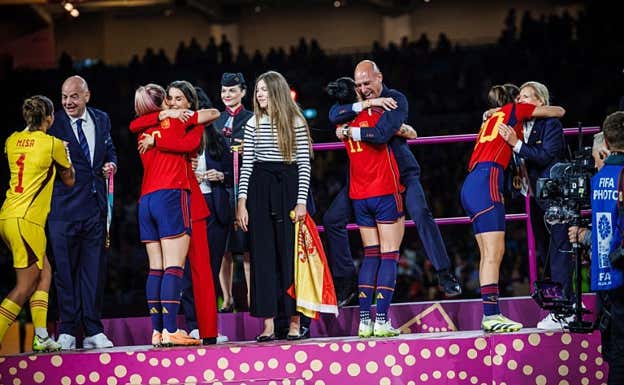 La RFEF se defiende con un análisis surrealista y tramposo de cuatro fotos entre Rubiales y Jenni Hermoso