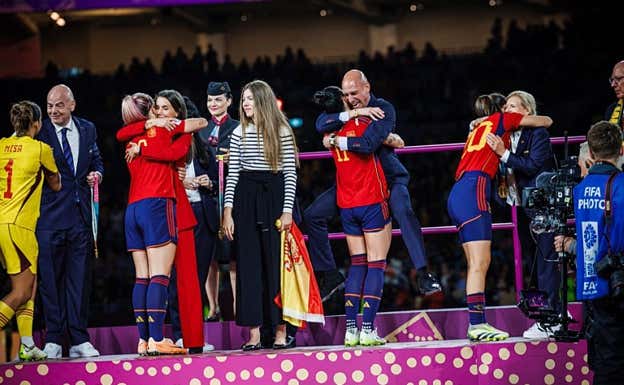 La RFEF se defiende con un análisis surrealista y tramposo de cuatro fotos entre Rubiales y Jenni Hermoso