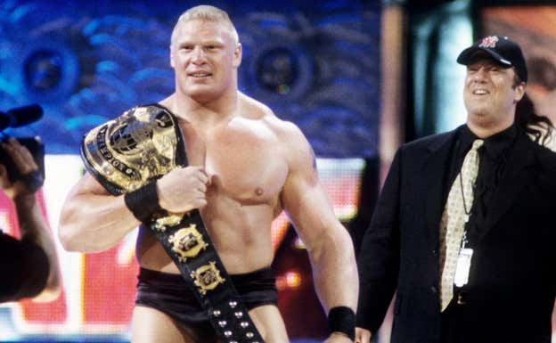 Brock Lensar hace su primera entrada como campeón junto a Paul Heyman. WWE