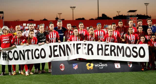 Jenni Hermoso asiste al Atleti – Milan y todos se vuelcan con ella: gritos, pancartas, una dedicatoria…