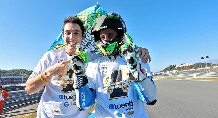 Pol Espargaró con su hermano tras conseguir el título de Moto2 con el HP Pons Racing.