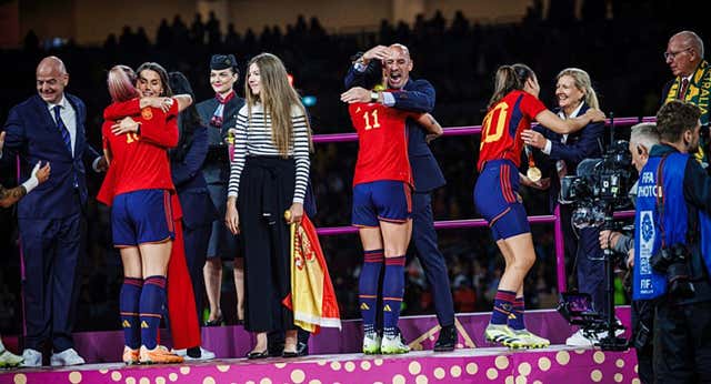 La RFEF se defiende con un análisis surrealista y tramposo de cuatro fotos entre Rubiales y Jenni Hermoso