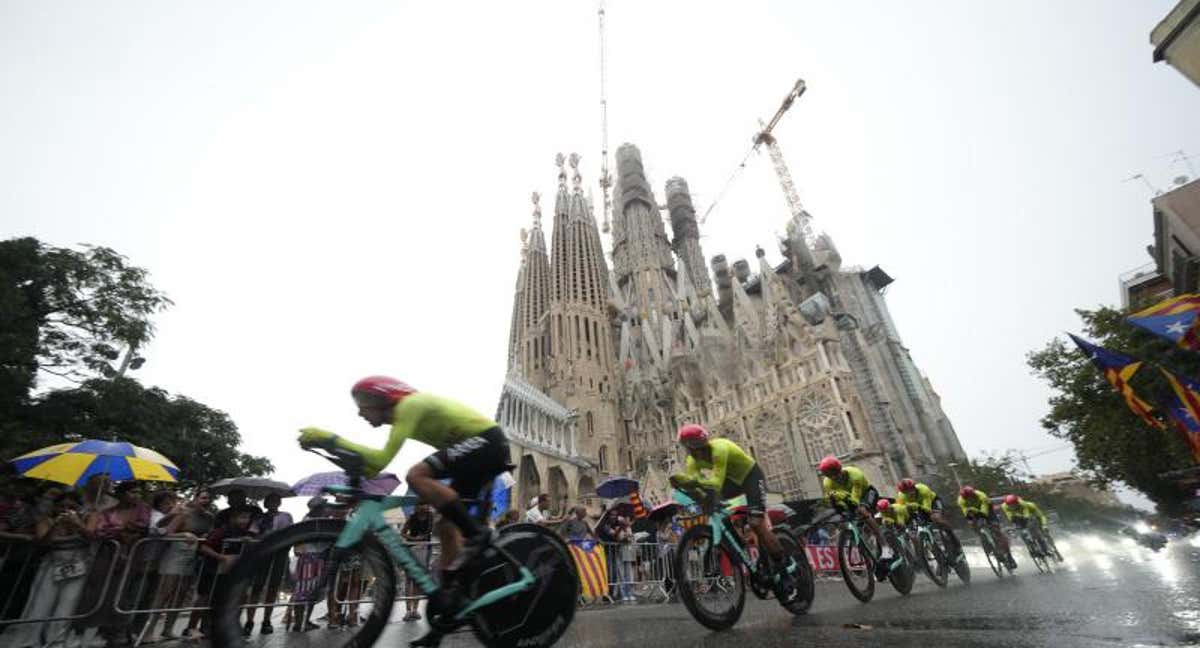 Corredores de la Vuelta España 2023 en la primera etapa.