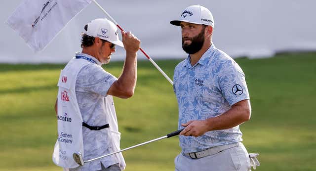 Víktor Hovland toma el mando y Rahm se queda a 9 golpes