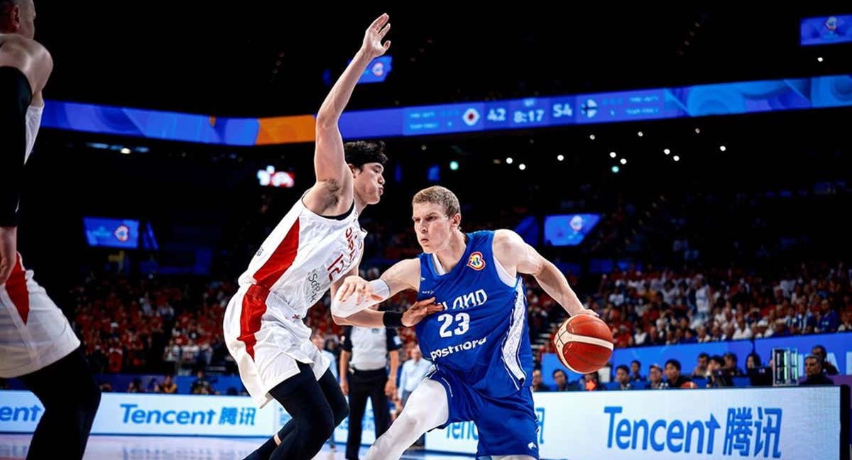 El japonés Watanabe defiende a Lauri Markkanen durante el Japón-Finlandia. /FIBA