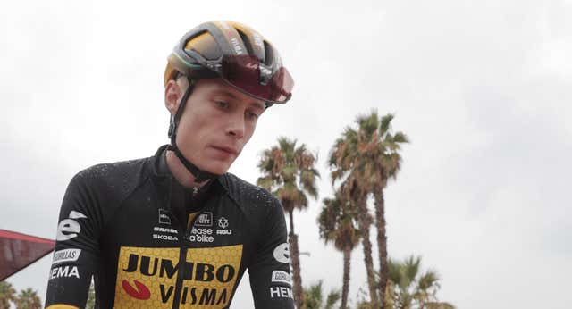 La lluvia vuelve a poner en aprietos a La Vuelta entre las rajadas de Vingegaard y Evenepoel