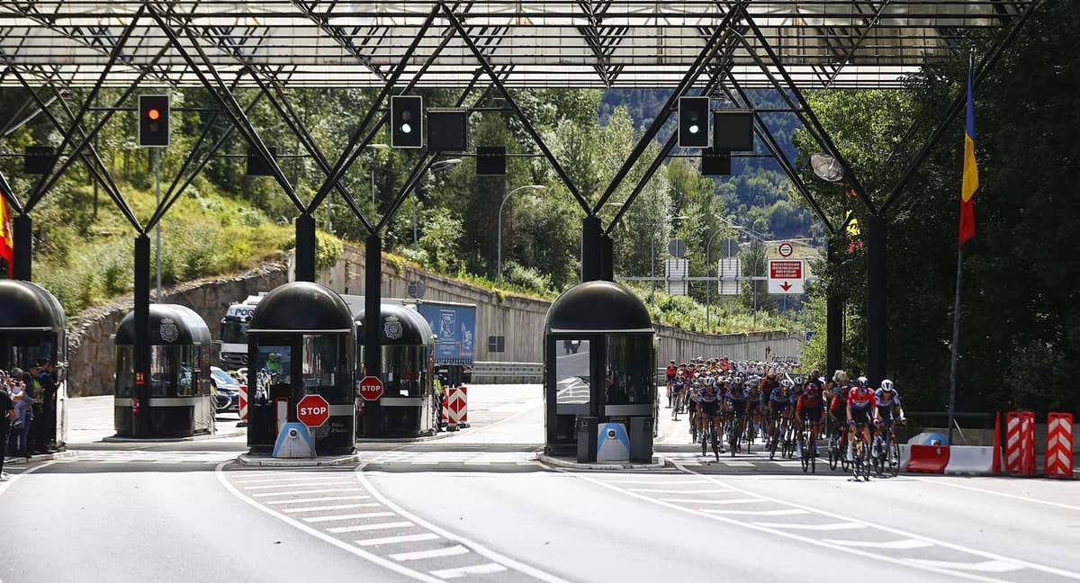 El pelotón de La Vuelta 23, entrando este martes en suelo andorrano. /UNIPUBLIC / SPRINT CYCLING