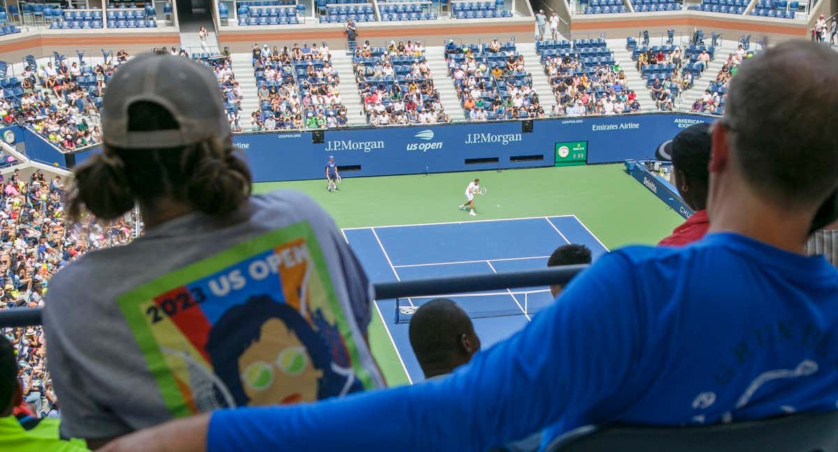 Dos espectadores presencian una sesión de entrenamiento en la pista Arthur Ashe durante el US Open./EFE