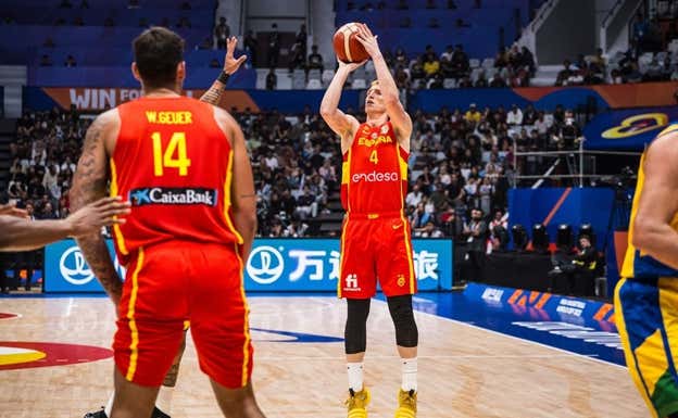 Alberto Díaz anota de tres en la primera parte. FIBA