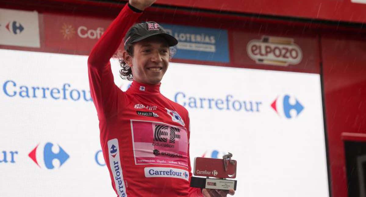 Andrea Picolo del EF Education - Easypost en el podio tras imponerse nuevo líder de a general tras la segunda etapa de La Vuelta .
