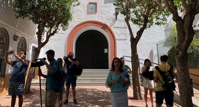 Crónica de un encierro surrealista de la madre de Rubiales que empezó en una misa a las 9: «Ángeles está mal, está sufriendo muchísimo»