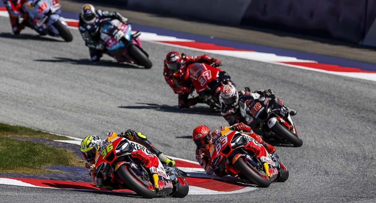 Joan Mir y Marc Márquez, durante el GP de Austria 2023 de MotoGP./Repsol Honda