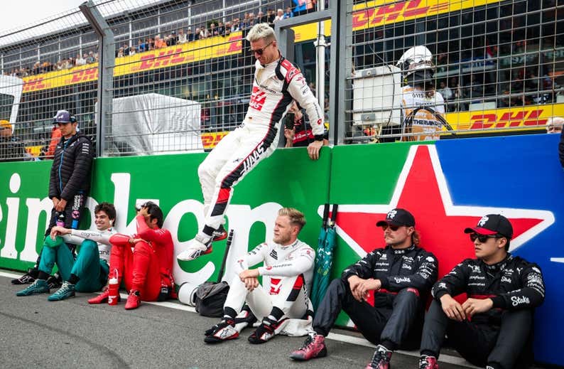 Varios cabreos, un desconsuelo y un truco de Alonso en el gran premio más caótico del año