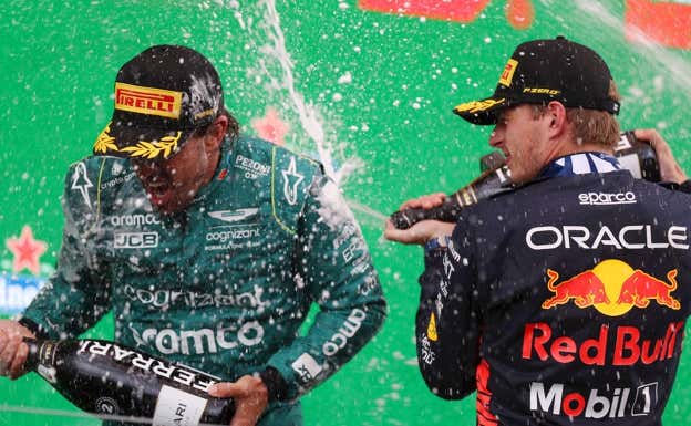 Verstappen y Alonso, ayer, en el podio de Zandvoort.  Getty