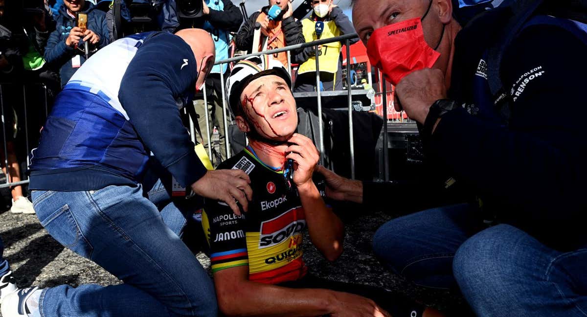 Evenepoel, ensangrentado tras la victoria./GETTY
