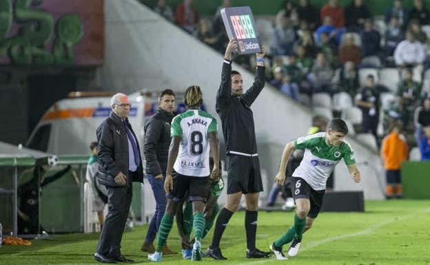 Momento de sustitución en un partido.  Roberto Ruiz.