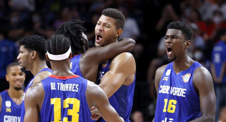 Edy Tavares celebra el triunfo de Cabo Verde.