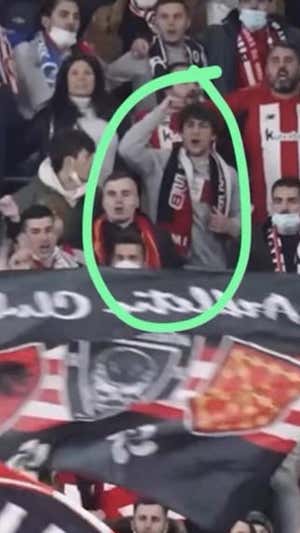 Unai Gómez animando en la grada de San Mamés. @herrerodav