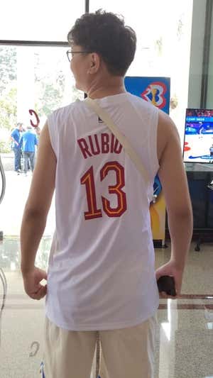 El desolador viaje de He Xiangbao: «He volado 2.800 kilómetros sólo para ver a Ricky Rubio»