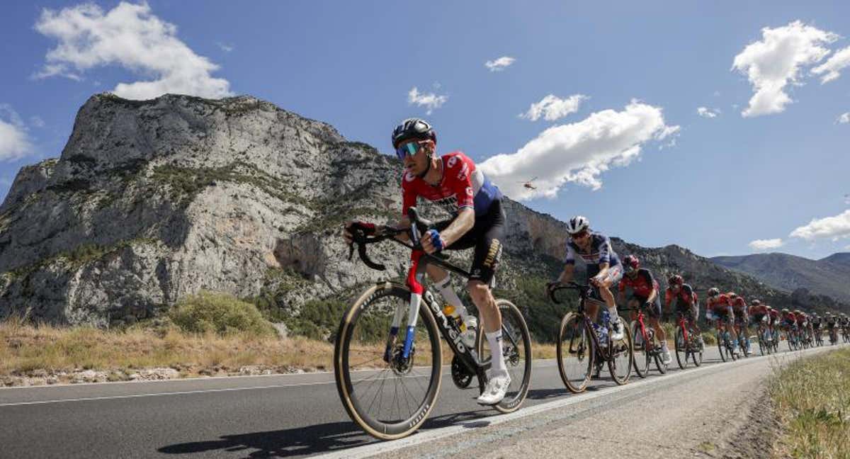 El pelotón durante la tercera etapa de La Vuelta disputada entre Suria y Arinsal (Andorra), de 158,5 km de recorrido. EFE/ Manuel Bruque./EFE