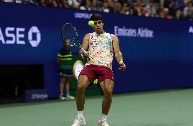 Victoria, guiño a McEnroe y bailecito: Alcaraz se divierte en su estreno en Nueva York