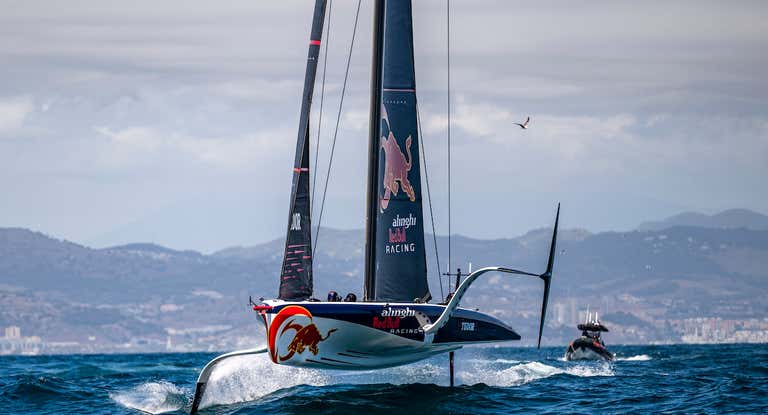 La embarcación Alinghi Red Bull Racing AC40.