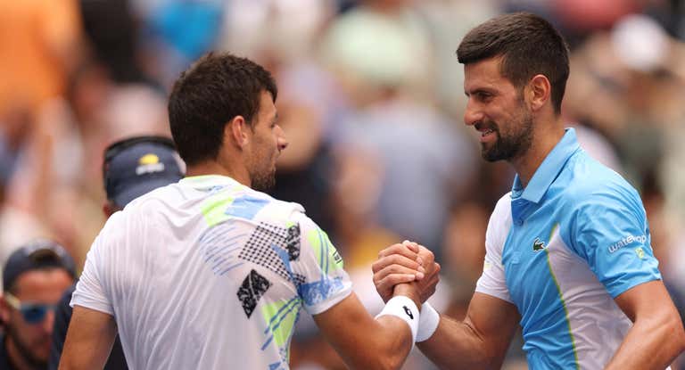 Novak Djokovic y Bernabé Zapata se saludan tras el partido del US Open.