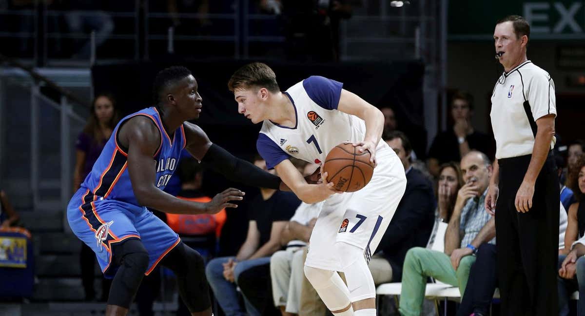 Luka Doncic con la camiseta del Real Madrid, atacando a Victor Oladipo. /GETTY