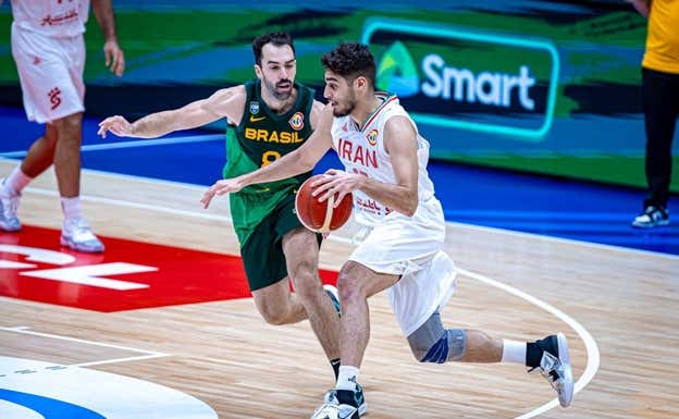 Aghajanpour ante Vitor Benite. FIBA