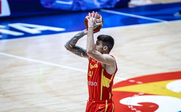 Juancho Hernangómez lanza a canasta ante Irán. FIBA