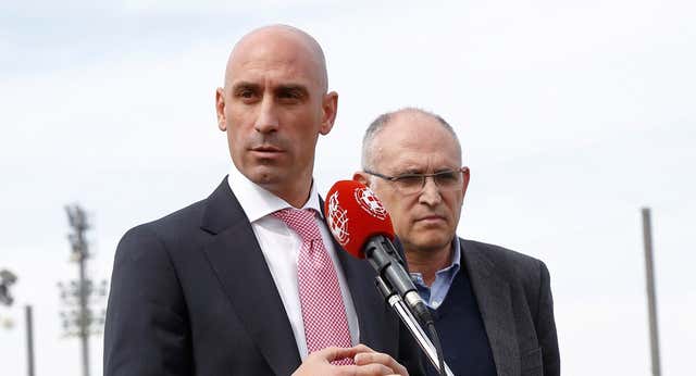 Rubiales se salva de una moción de censura por 20 días