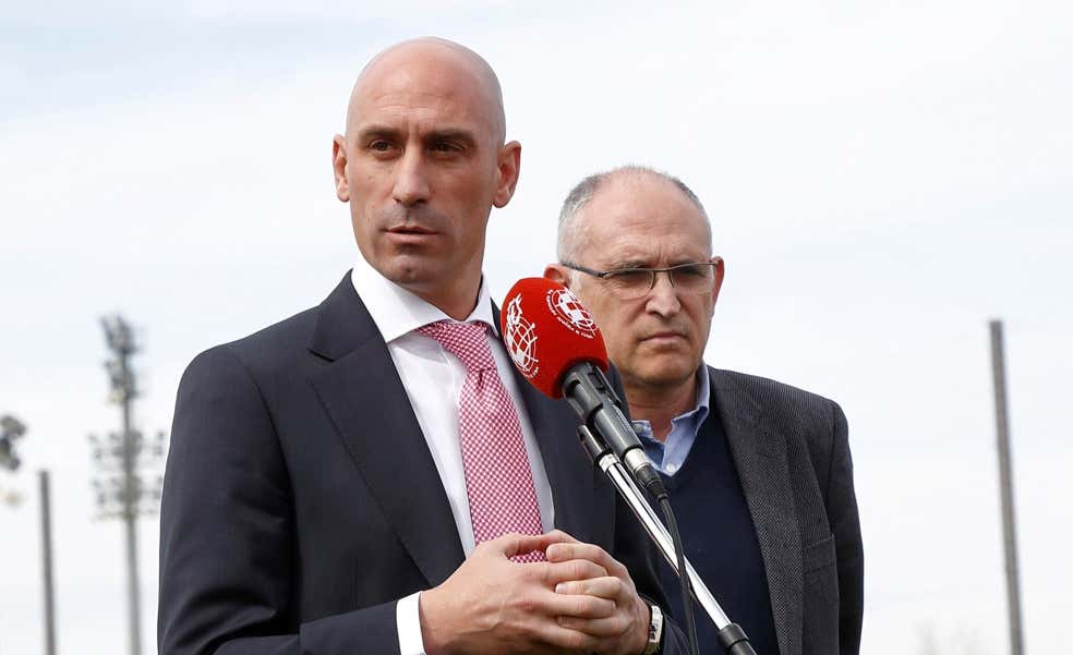 Rubiales se salva de una moción de censura por 20 días